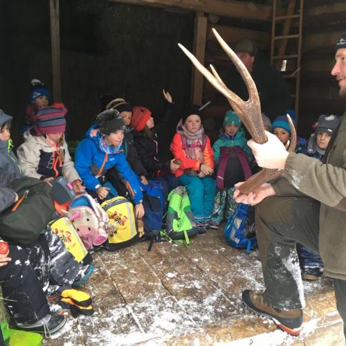 Jäger erklärt den Kinder 