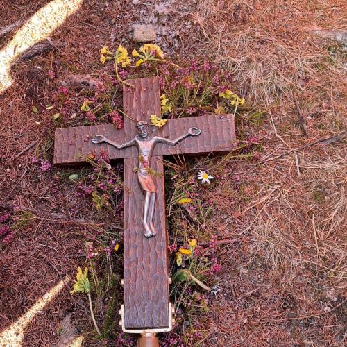 Kreuz mit Blumen 