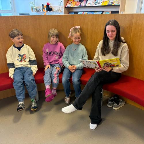 Mittelschüler lesen vor 3