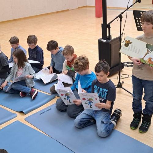 Dritt- und Viertklässler lesen vor