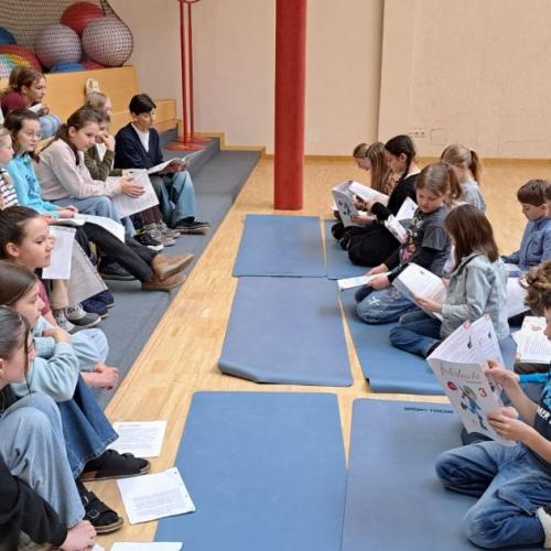 Dritt- und Viertklässler lesen vor 1