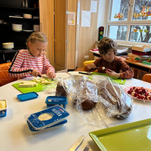 Käse schneiden und Spieße herrichten 