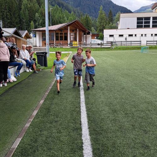 Kinder laufen für Kinder